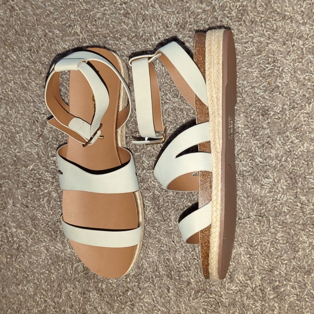 NWOT 💜  Unr8ed Strappy Sandals
